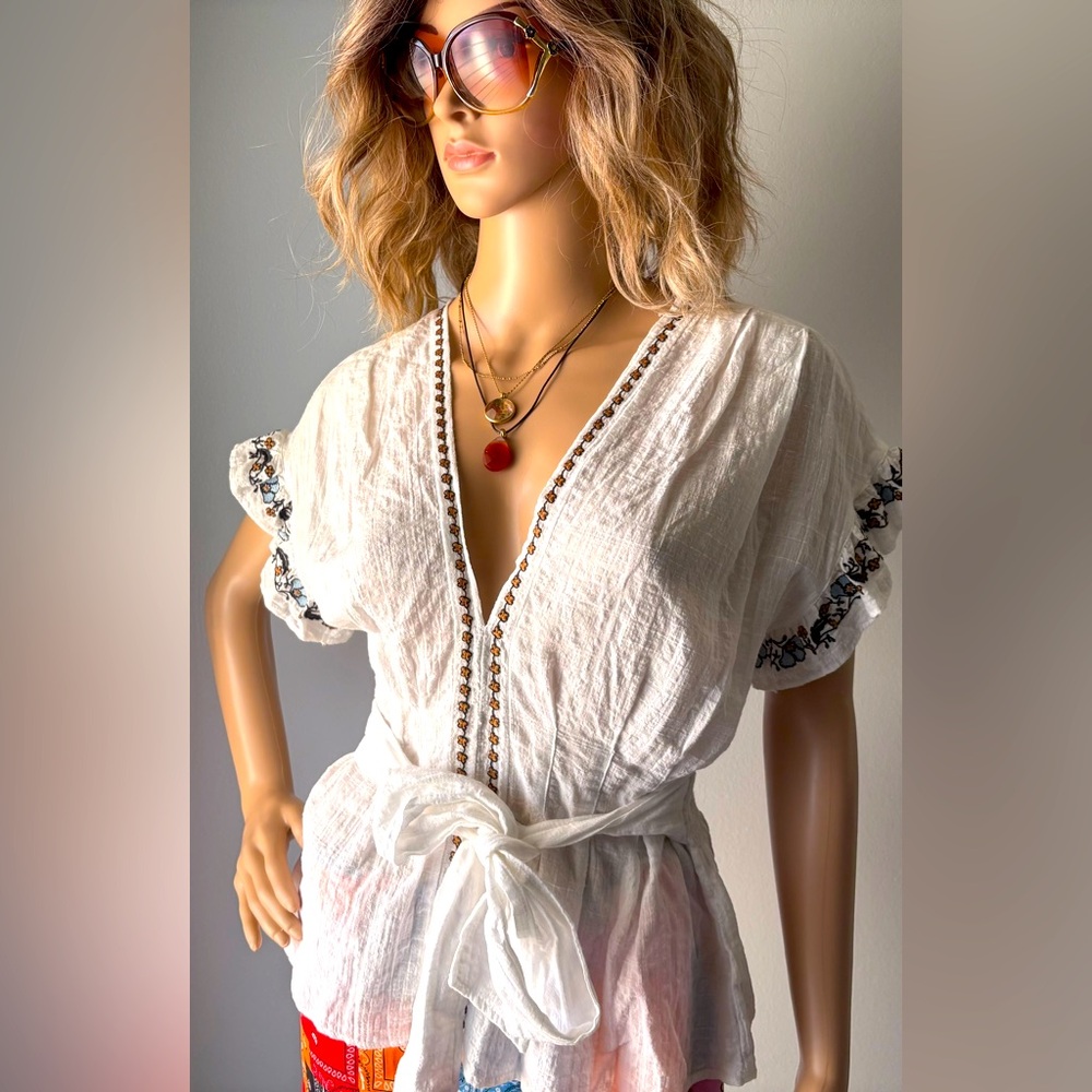 Max Studio White Embroidered V-Neck Top Ties in front, elastic lower back size S